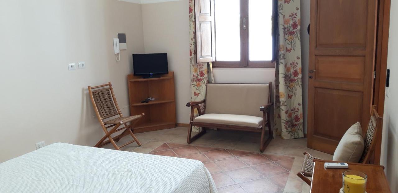 Cottage La Roccia Merine Exterior foto
